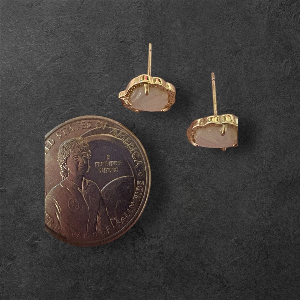 Kendra Scott mother of pearl stone earrings 
Stunning